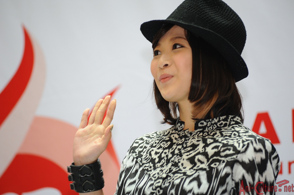 May'n waving to her fans.